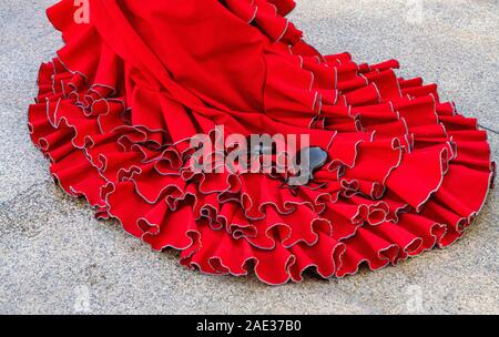 Colorato gipsy flamenco dress isolato sul marciapiede. Abito di flamenco di artista di strada closeup, parte del costume Foto Stock