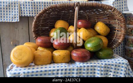 Cesto pieno di differenti formaggio olandese in tutti costruttiva tase e colori sul mercato di amsterdam Foto Stock