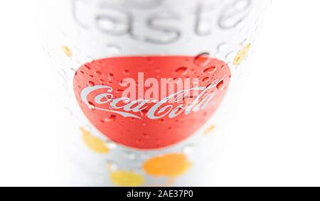 HAMM, Germania, 11.2019: Coca Cola in alluminio può con la condensa isolata su sfondo bianco. Gocce di condensa di scorrere verso il basso la Coca Cola. Foto Stock