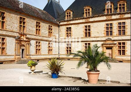 Chateau Courmatin; castello del XVII secolo; il cortile esterno, ingressi ornati, molte finestre, fiori invasati, Borgogna; Taize; Francia, estate, horizonta Foto Stock