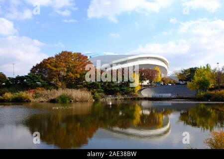 88, Lago lato, Seoul Olympic Park, dal lago, Verde, Rosso, Arancione, Giallo Autunno colori,arancio e giallo, sfumature stagionali, Autunno Foto Stock