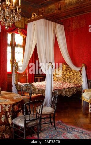 Camera da letto, letto a baldacchino, ornati, Damasco rivestimento parete, lampadario, tavolo, sedie, vecchio, vetrata, Chateau Courmatin; castello del XVII secolo; Burgu Foto Stock