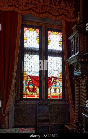 Vetrata, casa, tende pesanti, arredamento artistico, Chateau Courmatin; castello del XVII secolo; la Borgogna; Taize; Francia, verticale Foto Stock