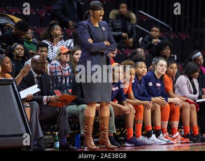 Piscataway, New Jersey, USA. 5 Dic, 2019. Virginia Cavaliers head coach Tina Thompson nella prima metà tra la Virginia Cavaliers e Rutgers Scarlet Knights alla Rutgers Athletic Center di Piscataway, New Jersey. Rutgers sconfitto Virginia 73-63. Duncan Williams/CSM/Alamy Live News Foto Stock