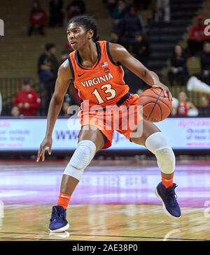 Piscataway, New Jersey, USA. 5 Dic, 2019. Virginia Cavaliers guard Jocelyn Willoughby (13) nella prima metà tra la Virginia Cavaliers e Rutgers Scarlet Knights alla Rutgers Athletic Center di Piscataway, New Jersey. Rutgers sconfitto Virginia 73-63. Duncan Williams/CSM/Alamy Live News Foto Stock