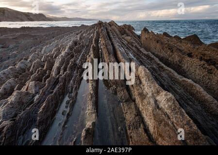 Il paesaggio della costa di Flysch famosi in Zumaia, Paesi Baschi, Spagna. Famose formazioni geologiche landmark . Foto Stock