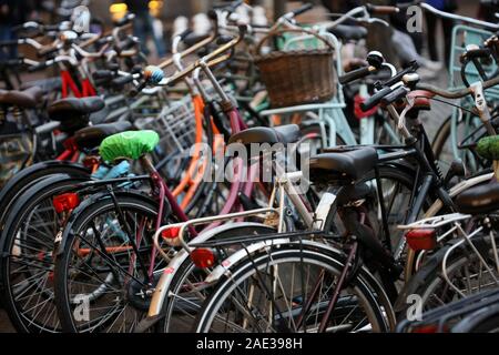 Biciclette in Amsterdam sfondo macro di alta qualità Foto Stock