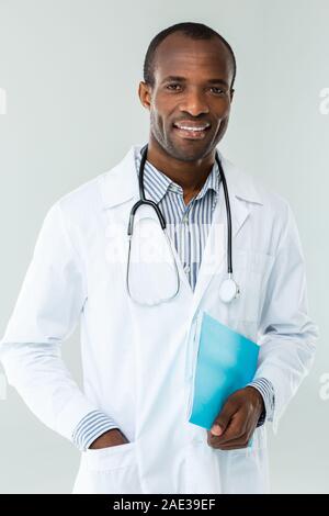 Fiducioso medico positivo tenendo una storia medica Foto Stock