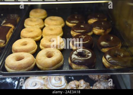 Deliziosa smaltati e cioccolato ciambelle smaltata a forno display Foto Stock