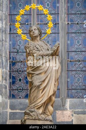 La scultura della Vergine Maria con un gigante di alo al di fuori di una chiesa di Nostra Signora di Týn Città Vecchia Praga Repubblica Ceca. Foto Stock