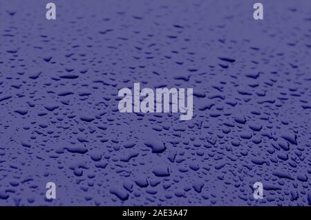Classic colore blu 2020. La texture di gocce di acqua sul metallo. Blu classico sfondo blu, tonificazione 19 4052. Abstract sfondo alla moda mock up con copia Foto Stock