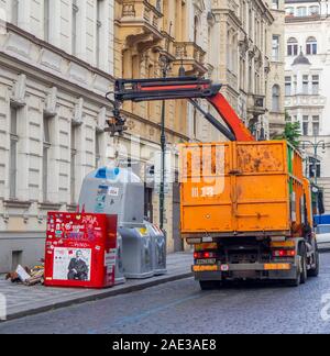 Carrello di prelevare il contenitore di riciclaggio nella Città Vecchia di Praga Repubblica Ceca. Foto Stock