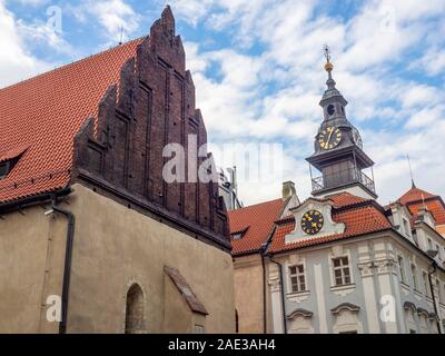 Storico gotico medievale Vecchia Sinagoga Ebrea e Municipio di Josefov quartiere ebraico della città vecchia di Praga Repubblica Ceca. Foto Stock