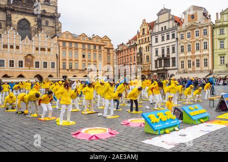 Falun Dafa membri meditando e di esercitare nella città vecchia Square Praga Repubblica Ceca. Foto Stock