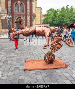 Statua vivente street performer in Piazza della Città Vecchia di Praga Repubblica Ceca. Foto Stock