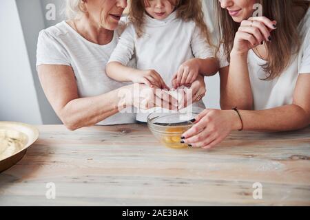 È possibile farlo. Madre, la nonna e la figlia avente un buon tempo in cucina Foto Stock