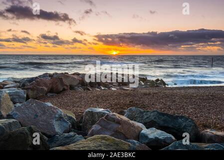 West Bay, Dorset, Regno Unito. Il 6 dicembre 2019. Regno Unito Meteo. Vista del tramonto a West Bay nel Dorset come la nube si rompe dopo un umido nuvoloso giorno. Credito Foto: Graham Hunt/Alamy Live News Foto Stock