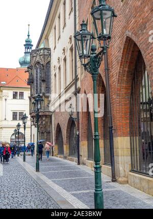 I turisti a piedi lungo Ovocný trh street da Karolinum storico nella Città Vecchia di Praga Repubblica Ceca. Foto Stock