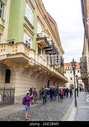 I turisti a piedi lungo Ovocný trh street dagli storici Stavovské divadlo o Estates Theatre opera house nella Città Vecchia di Praga Repubblica Ceca. Foto Stock