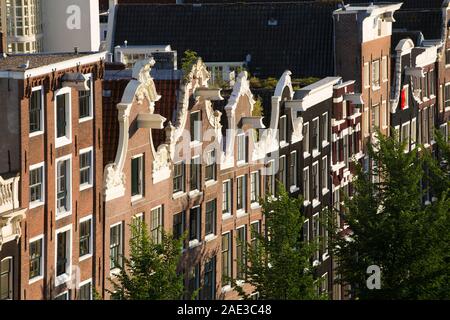 Oudezijds Voorburgwal, Amsterdam, Paesi Bassi - 2 Settembre 2015: Elevato angolo vista sul famoso canal grande e con i suoi edifici storici Foto Stock