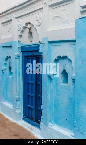 Colorati porta blu nel centro di Khajuraho, India Foto Stock