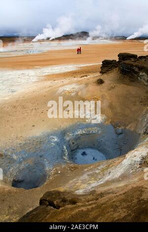 Namaskard. L'Islanda. 09.30.07. Bollire il fango vulcanico piscina di Namaskard area geotermale nei pressi del Lago Myvatn nel nord dell'Islanda. Foto Stock