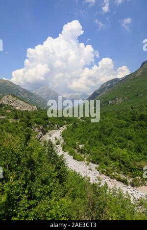 Paesaggio fertile nelle Alpi Dinariche con il verde dei boschi sulla strada da shkodar a theth in Albania Foto Stock