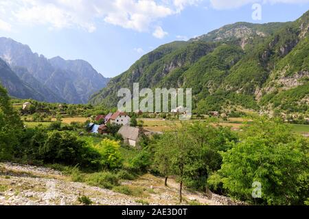 Villaggio nella fertile valle di Theth nelle Alpi Dinariche di albania Foto Stock