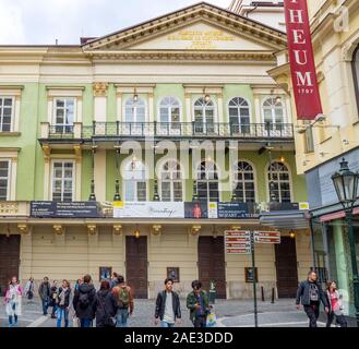 Historic Stavovské divadlo o Estates Theatre opera house nella Città Vecchia di Praga Repubblica Ceca. Foto Stock