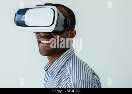 Ritratto di gioiosa afro-americano di test occhiali VR Foto Stock