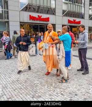 Hare Krishna membri cantando cantando e sfilando a Praga Repubblica Ceca. Foto Stock