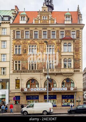 Knihy libri bookstore in casa Wiehl Wenceslas Square New Town Praga Repubblica Ceca. Foto Stock