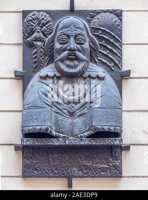 Targa di bronzo busto di Johannes Marcus Marci de Cronland in Via di Melantrichova Città Vecchia Praga Repubblica Ceca. Foto Stock