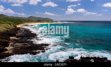 Vista del Sandy Beach Park, dal punto panoramico Halona Blowhole, Oahu, Hawaii. Foto Stock