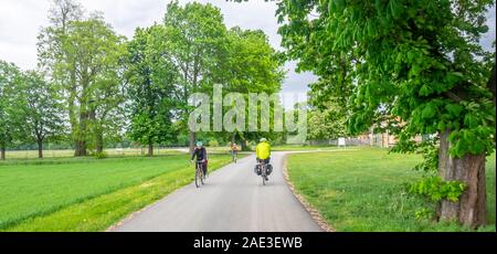 Cicloturisti equitazione biciclette su strada di campagna ciclo moldava Rouet e Eurovelo 7 percorso in Veltrusy Central Bohemian Region Repubblica Ceca. Foto Stock