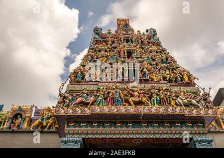 Dettagli delle decorazioni sul tetto del tempio Hindu Sri Mariamman, Singapore Foto Stock