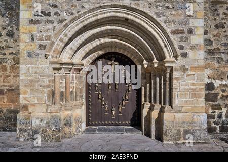 La famosa porta gotica del jordon del XV secolo nel monastero di Santo Toribio de Liebana, Camaleño, Cantabria, SPAGNA Foto Stock