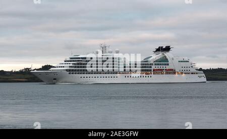 Ricerca Seabourn Cruise Ship passando attraverso il porto di Tarbert, nella contea di Kerry, Irlanda Foto Stock