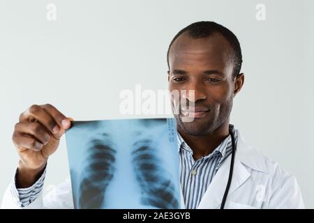 Professional afro american doc analizzando x ray scan Foto Stock