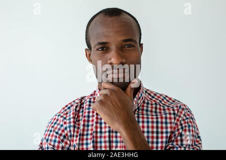 Riflessivo afro-americano makign una scelta Foto Stock