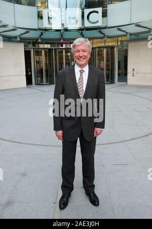 Tony Hall ex amministratore delegato della Royal Opera House arriva per il primo giorno del suo nuovo lavoro come direttore generale presso la BBC. Foto Stock
