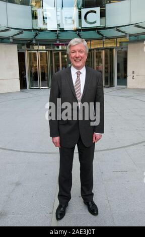 Tony Hall ex amministratore delegato della Royal Opera House arriva per il primo giorno del suo nuovo lavoro come direttore generale presso la BBC. Foto Stock