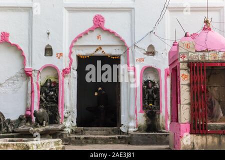 Tempio di bianco con decorazioni rosa in Khajuraho, India Foto Stock