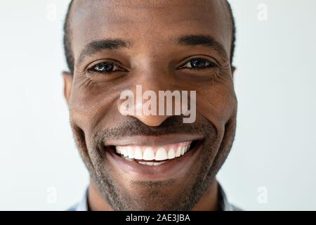 Ritratto di ottimista afro american uomo sorridente Foto Stock