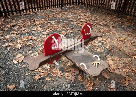 Svuotare pagaie parco per bambini giocattoli su un parco di divertimenti in autunno. Foto Stock