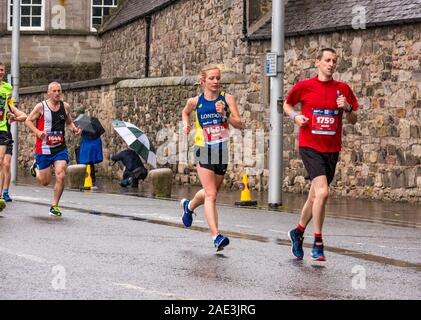 Maratona di Edimburgo Festival 2019 corridori in un giorno di pioggia, Edimburgo, Scozia, Regno Unito. Shaun Copland, Jemma giorno, Mark Drackford, corridori della maratona Foto Stock