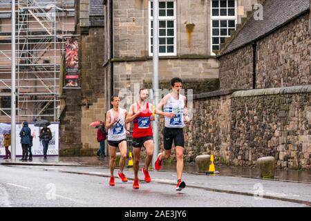 Maratona di Edimburgo Festival 2019 corridori in un giorno di pioggia, Edimburgo, Scozia, Regno Unito. James Chettle, Lee Fedden, Stephen Conroy, corridori della maratona Foto Stock