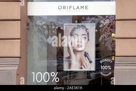 Riga, Lettonia - 30 Novembre 2019 : Segno bordo di Oriflame, azienda leader nella vendita diretta di prodotti cosmetici e wellness Foto Stock