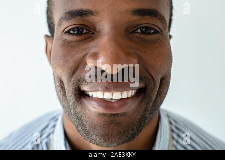 Ritratto di gioiosa afro-americano contro uno sfondo bianco Foto Stock
