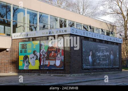 Riga, Lettonia - 30 Novembre 2019 : cartello del Teatro Dailes, Professionali lettoni teatro fondato da lettone regista e attore Eduards Smilgis Foto Stock